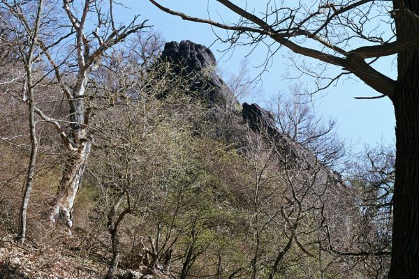 Horní Jiřetín, Jezeří, Jezerka, 17.4.2003
Skaliska nad suťovým lesem.
Klíčová slova: Krušné hory Horní Jiřetín Jezeří Jezerka