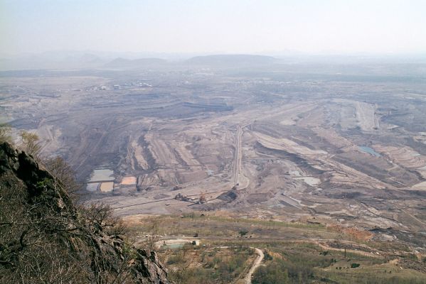 Horní Jiřetín, Jezeří, Jezerka, 17.4.2003
Pohled z Jezerky na hnědouhelný důl Československé armády.
Klíčová slova: Krušné hory Horní Jiřetín Jezeří Jezerka Most