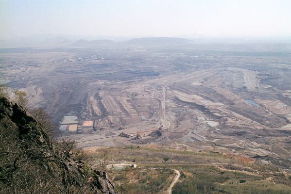 Horní Jiřetín, Jezeří, Jezerka, 17.4.2003
Pohled z Jezerky na hnědouhelný důl Československé armády.
Mots-clés: Krušné hory Horní Jiřetín Jezeří Jezerka Most