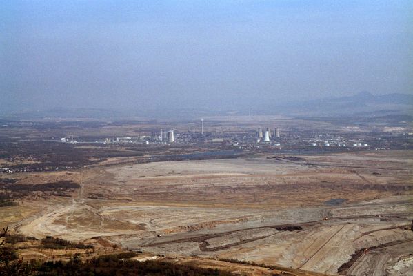 Horní Jiřetín, Jezeří, Jezerka, 17.4.2003
Pohled z Jezerky na hnědouhelný důl a chemičku v Záluží.
Klíčová slova: Krušné hory Horní Jiřetín Jezeří Jezerka Záluží