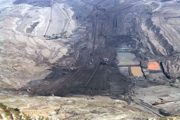 Horní Jiřetín, Jezeří, Jezerka, 17.4.2003
Pohled z Jezerky na hnědouhelnou žílu v dole Československé armády.
Klíčová slova: Krušné hory Horní Jiřetín Jezeří Jezerka Most