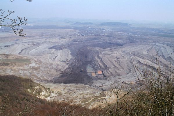 Horní Jiřetín, Jezeří, Jezerka, 17.4.2003
Pohled z Jezerky na hnědouhelný velkolom Československé armády.
Klíčová slova: Krušné hory Horní Jiřetín Jezeří Jezerka Most