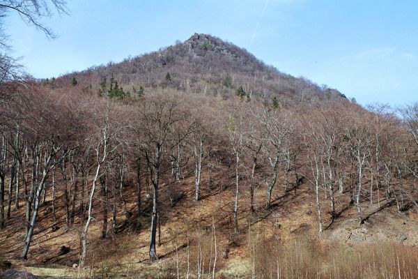 Horní Jiřetín, Jezeří, Jezerka, 17.4.2003
Pohled na Jezerku z údolí Vesnického potoka.
Klíčová slova: Krušné hory Horní Jiřetín Jezeří Jezerka
