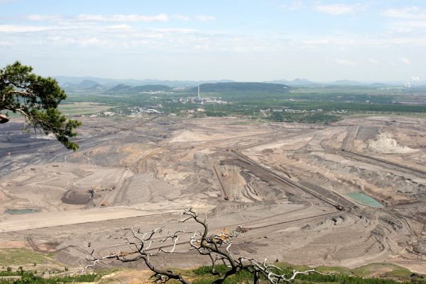 Horní Jiřetín, Jezeří, Jezerka, 8.5.2009
Pohled z Jezerky na hnědouhelné doly v Mostecké pánvi.
Klíčová slova: Jezerka Most Komořany