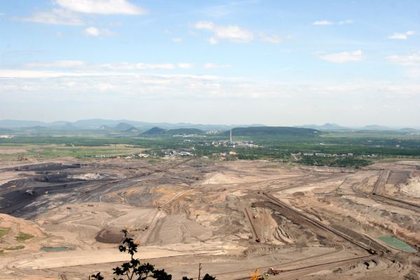 Horní Jiřetín, Jezeří, Jezerka, 8.5.2009
Pohled z Jezerky na hnědouhelné doly v Mostecké pánvi.
Keywords: Jezerka Most Komořany