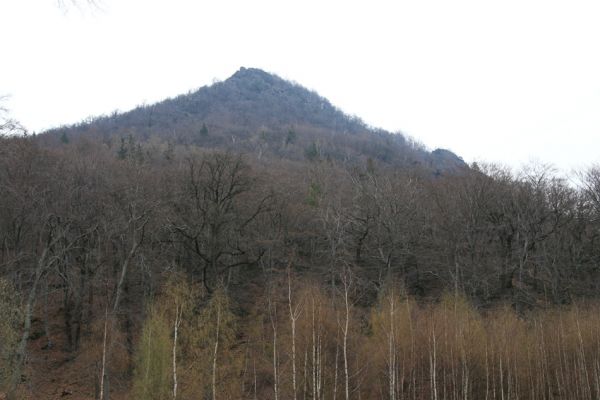 Jezerka, 9.4.2008
Pohled na Jezerku z údolí Vesnického potoka. 
Klíčová slova: Krušné hory Horní Jiřetín Jezeří Jezerka