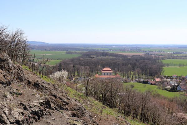 Jičín, 27.4.2021
Vrch Zebín. Pohled na Valdštejnskou lodžii a Libosad. 
Schlüsselwörter: Jičín Zebín Valdštejnská lodžie Libosad