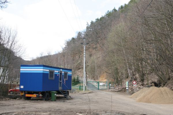 Jirkov, Jindřišská, 21.3.2012
Cesta k hrázi vodní nádrže Jirkov. Vpravo suťový les.
Klíčová slova: Krušné hory Jirkov Jindřišská