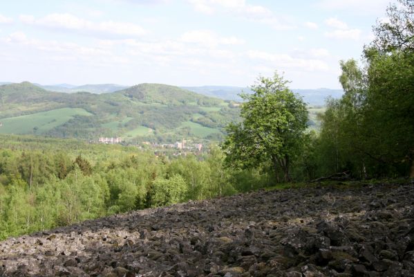 Jílové, Holý vrch, 8.5.2015
Labské pískovce. Pohled z Holého vrchu k východu na Jílové.
Klíčová slova: Jílové Labské pískovce Holý vrch Idolus picipennis Anostirus purpureus