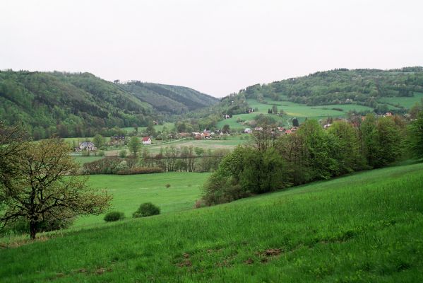 Heřmánky, 4.5.2004
Pohled na Klokočůvek.
Schlüsselwörter: Heřmánky Klokočůvek