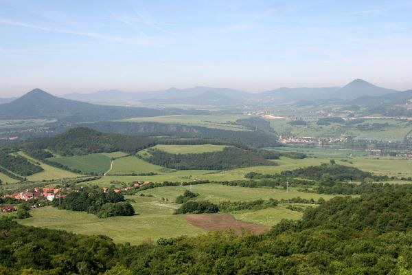 Kamýk, vrch Plešivec, 6.6.2010
Pohled z vrcholu na jihozápad. Vlevo vrch Lovoš, vpravo Milešovka.
Klíčová slova: Kamýk Plešivec Lovoš Milešovka