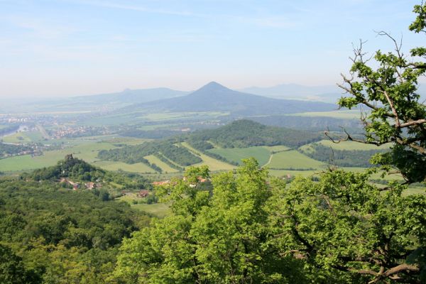 Kamýk, vrch Plešivec, 6.6.2010
Pohled z vrcholu na hrad Kamýk. Uprostřed vrch Lovoš.
Schlüsselwörter: Kamýk Plešivec Lovoš