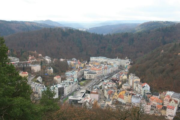 Karlovy Vary, 18.11.2009
Pohled na Karlovy Vary a Jižní vrch z Jeleního skoku. 
Keywords: Slavkovský les Karlovy Vary Jižní les