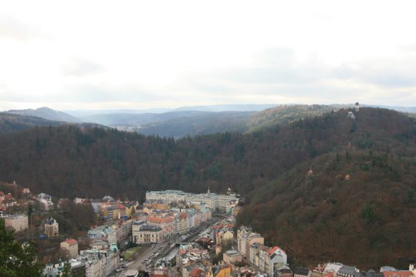 Karlovy Vary, 18.11.2009
Pohled na Karlovy Vary a Jižní vrch z Jeleního skoku. Vpravo Diana.
Schlüsselwörter: Slavkovský les Karlovy Vary Jižní les Diana