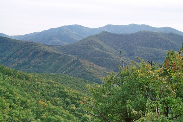 Hodruša-Hámre, 8.10.2005
Vrchy - Kašivárová. Pohled z vyhlídky na jih na Kajatín a Drastavici.


Mots-clés: Hodruša-Hámre Vrchy Kašivárová Kojatín