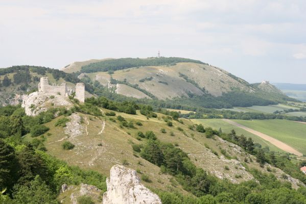 Klentnice, 10.6.2011
Pohled ze Stolové hory na Sirotčí hrádek a Pálavu.



Mots-clés: Pavlovské vrchy Pálava Klentnice Sirotčí hrádek