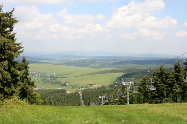 Krušné hory, Klínovec, 30.5.2012
Pohled z Klínovce na Háj, Hájský kopec a Kovářskou.
Klíčová slova: Krušné hory Klínovec Háj Hájský kopec Kovářská