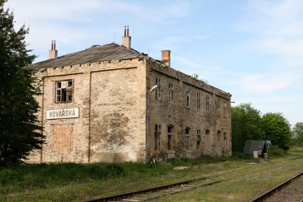 Kovářská, 26.5.2012
Zpustlá budova železniční stanice Kovářská. Výchozí bod entomologických exkurzí za vzácnými krušnohorskými brouky.
Klíčová slova: Krušné hory Kovářská