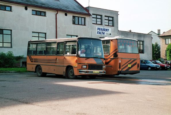 Králíky, 29.8.2005
Autobusové nádraží. Autobus vlevo mne za chvíli odveze do Dolní Moravy.
Klíčová slova: Králíky