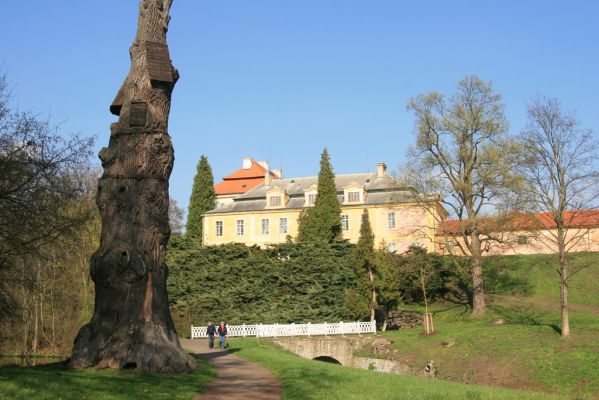 Krásný Dvůr, 9.4.2017
Zámecký park, Goethův dub v údolí Lesky u zámku.
Schlüsselwörter: Krásný Dvůr zámecký park