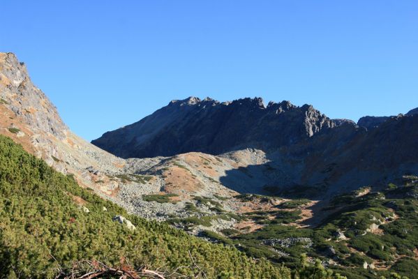 Vysoké Tatry, Kriváň, 22.10.2012
Predný Handel - sedlo pod Malým Kriváněm. Pohled na Zadný Handel a Jamský hřeben.


Klíčová slova: Vysoké Tatry sedlo Malý Kriváň Predný Handel Zadný Handel Jamský hrebeň Krátka