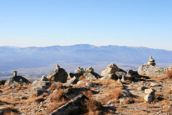 Vysoké Tatry, Kriváň, 22.10.2012
Predný Handel - sedlo pod Malým Kriváněm. Lidová tvořivost - v pozadí Nízké Tatry.

Mots-clés: Vysoké Tatry sedlo Malý Kriváň Predný Handel