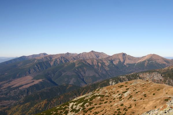 Vysoké Tatry, Kriváň, 22.10.2012
Predný Handel - sedlo pod Malým Kriváněm. Pohled na Vyšnou priehybu a Západní Tatry.
Klíčová slova: Vysoké Tatry sedlo Malý Kriváň Predný Handel Vyšná priehyba Západní Tatry