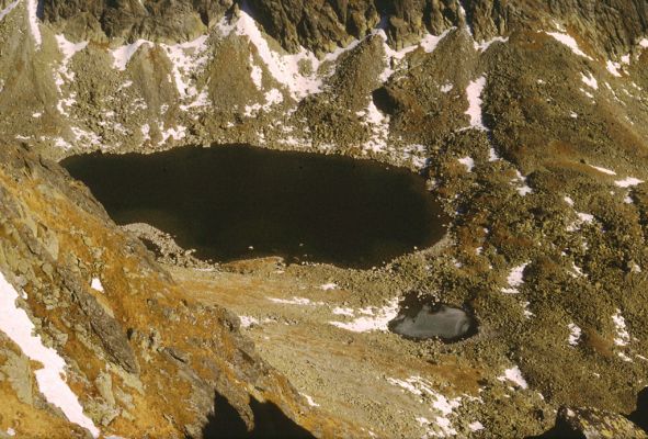 Vysoké Tatry, Kriváň, 26.10.1989
Pohled na Krivánske Zelené pleso z Malého Kriváně.
Schlüsselwörter: Vysoké Tatry Malý Kriváň Krivánske Zelené pleso