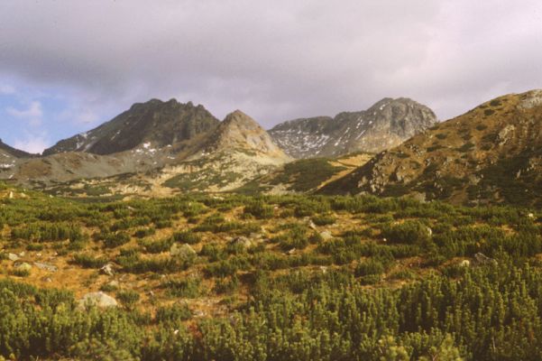 Vysoké Tatry, 26.10.1989
Pohled z Važecké doliny na Zadný Handel a Krátku vežu.
Klíčová slova: Vysoké Tatry Važecká dolina Zadný Handel Krátka veža