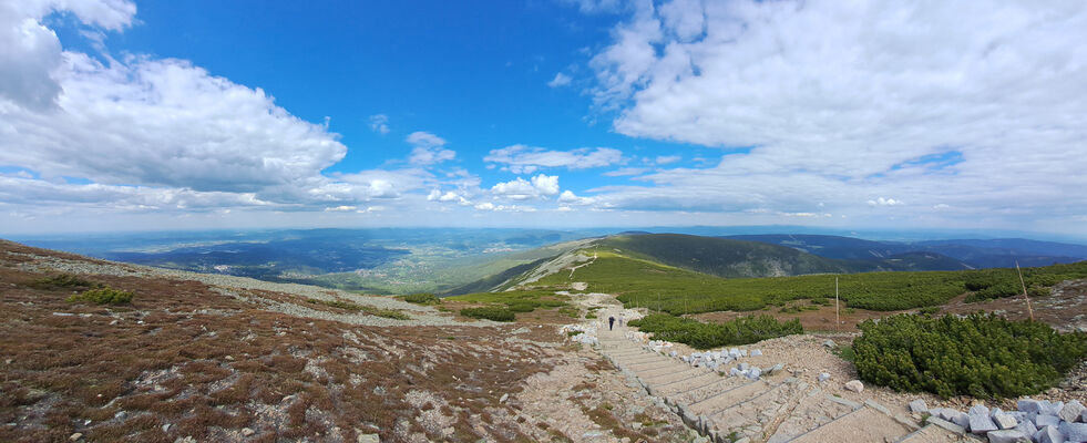 Malá Úpa, 15.5.2024
Obří hřbet ze Sněžky.
Keywords: Krkonoše Malá Úpa