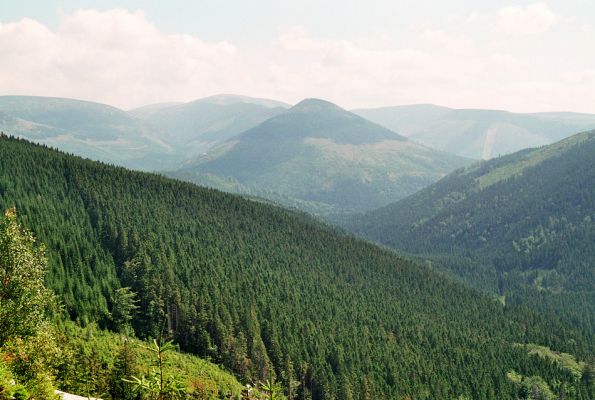 Krkonoše, Labský důl, 18.8.2005
Pohled na Kozí hřbety a Luční horu. Zde zuří lesnická válka...
Schlüsselwörter: Krkonoše Labský důl Kozí hřbety Luční hora lesnické války