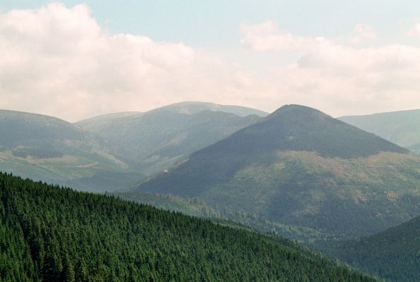 Krkonoše, Labský důl, 18.8.2005
Pohled na Důl Bílého Labe, Kozí hřbety a Luční horu. Zde zuří lesnická válka...
Keywords: Krkonoše Labský důl Důl Bílého Labe Kozí hřbety Luční hora lesnické války