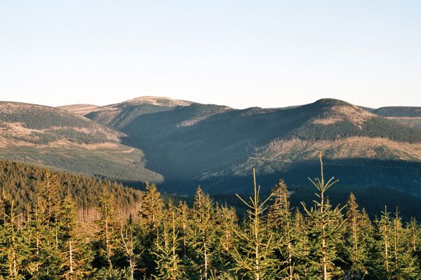 Krkonoše, Sedmidolí, 18.9.2006
Večerní pohled od cesty k Martinově boudě na Důl Bíleho Labe, Luční horu a Kozí hřbety. 
Keywords: Krkonoše Sedmidolí Důl Bílého Labe Kozí hřbety Luční hora lesnické války