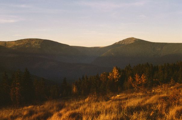 Krkonoše, Černá hora, 23.10.1989
Pohled z Hubertovy vyhlídky na Studniční horu, Obří důl a Sněžku. 
Schlüsselwörter: Krkonoše Studniční hora Obří důl Sněžka Černá hora