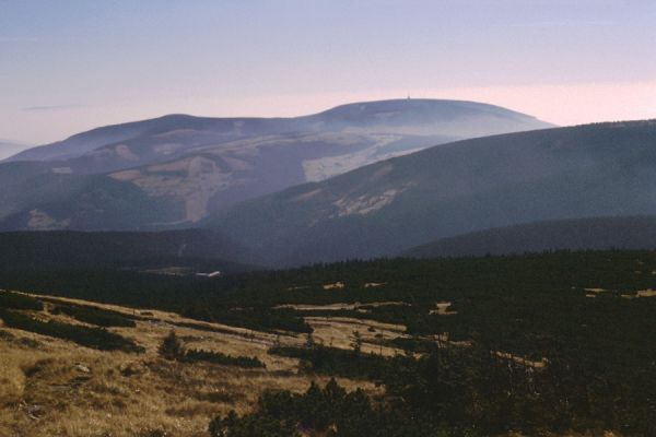 Krkonoše, Luční hora, 23.10.1989
Pohled z Luční hory na masiv Černé hory.
Mots-clés: Krkonoše Luční hora Černá hora