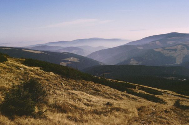 Krkonoše, Luční hora, 23.10.1989
Stezka z Luční hory k Výrovce. Pohled na údolí Úpy.
Keywords: Krkonoše Luční hora