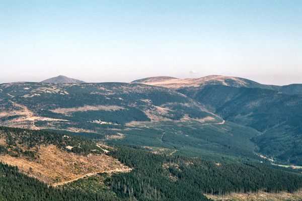 Krkonoše, Vysoké Kolo, 9.8.2009
Pohled z Vysokého Kola na umírající smrkové plantáže Sedmidolí. Na obzoru Sněžka, Studniční hora a Luční hora. 
Mots-clés: Krkonoše Vysoké Kolo Sedmidolí Sněžka Studniční hora Luční hora lesnické války Hypnoidus consobrinus