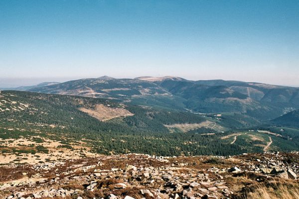 Krkonoše, Vysoké Kolo, 9.8.2009
Pohled z Vysokého Kola na umírající smrčiny v Sedmidolí. Na obzoru Sněžka, Studniční hora a Luční hora. 
Keywords: Krkonoše Vysoké Kolo Sedmidolí Sněžka Studniční hora Luční hora lesnické války