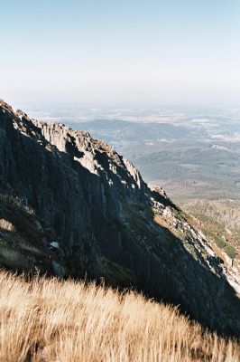 Krkonoše, Vysoké Kolo, 9.8.2009
Pohled z Vysokého Kola na Polsko.
Schlüsselwörter: Krkonoše Vysoké Kolo