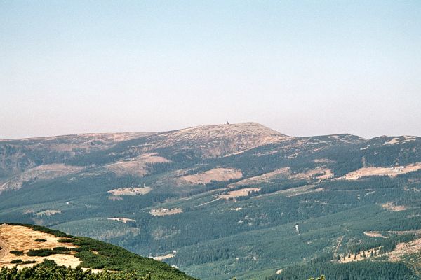 Krkonoše, Luční hora, 24.9.2006
Pohled z Luční hory na Vysoké Kolo a obnovované smrkové plantáže Sedmidolí.
Keywords: Krkonoše Vysoké Kolo Sedmidolí Luční hora lesnické války