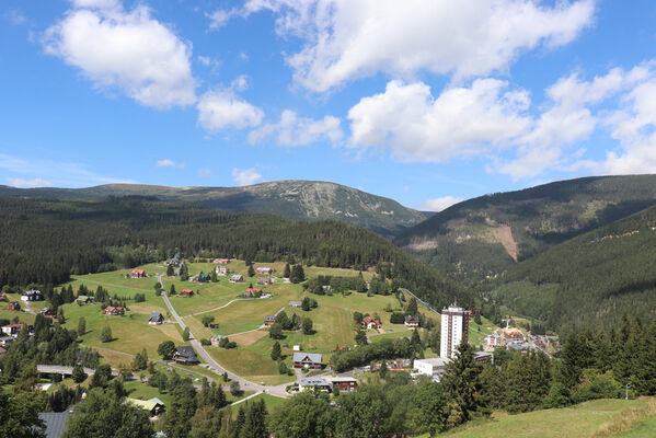 Pec pod Sněžkou, 29.8.2022
Pec pod Sněžkou od Kladenské cesty.
Schlüsselwörter: Krkonoše Pec pod Sněžkou Studniční hora