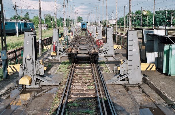 Polsko-Przemyšl, výměna podvozků vagonů, 3.6.2007
Vítejte v našem lůžkovém vagónu. Dva dny a tři noci jízdy a budeme na Krymu v Simferopolu.
Mots-clés: Polsko Przemyšl železnice