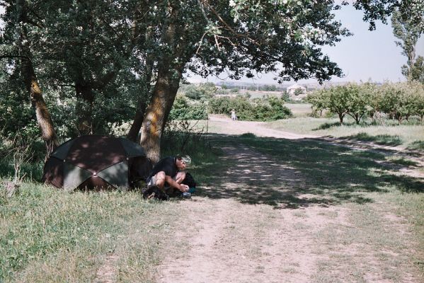 Belaya Skala - řeka Karasevka, 5.6.2007
Dočasný domov našla naše entomologické výprava pod topoly na břehu řeky Karasevky. 
Klíčová slova: Ukrajina Krym Belaya Skala Karasevka