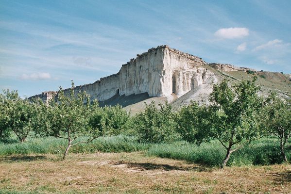 Belaya Skala, 5.6.2007
Pohled od břehů řeky Karasevky přes ovocné sady na Bílou skálu.
Mots-clés: Ukrajina Krym Belaya Skala