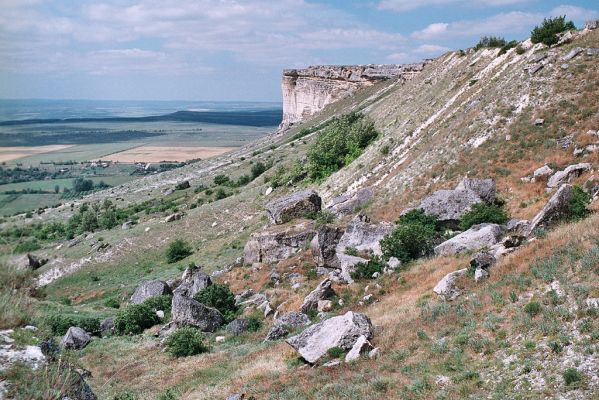 Belaya Skala, 5.6.2007
Svahy náhorní plošiny. V pozadí dominanta kraje. 
Mots-clés: Ukrajina Krym Belaya Skala