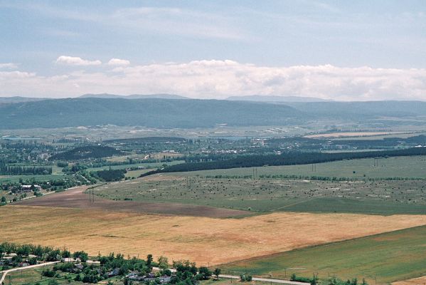 Belaya Skala, 5.6.2007
Pohled k jihozápadu, na město Belogorsk a hradbu Krymských hor. 
Mots-clés: Ukrajina Krym Belogorsk Belaya Skala