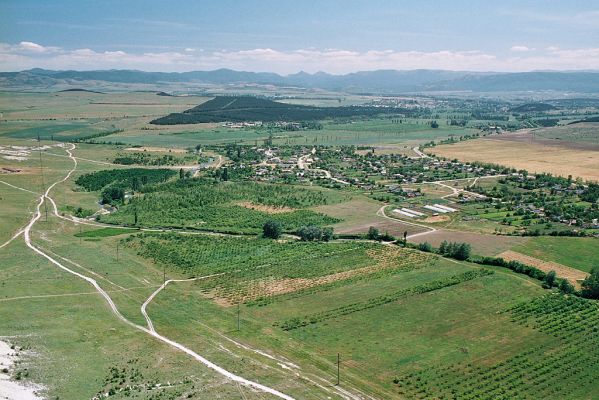 Belaya Skala, 5.6.2007
Výhled na údolí říčky Karasevky, vesničku Belaya Skala a město Belogorsk. Na jihu na obzoru hradba Krymských hor
Mots-clés: Ukrajina Krym Belogorsk Belaya Skala