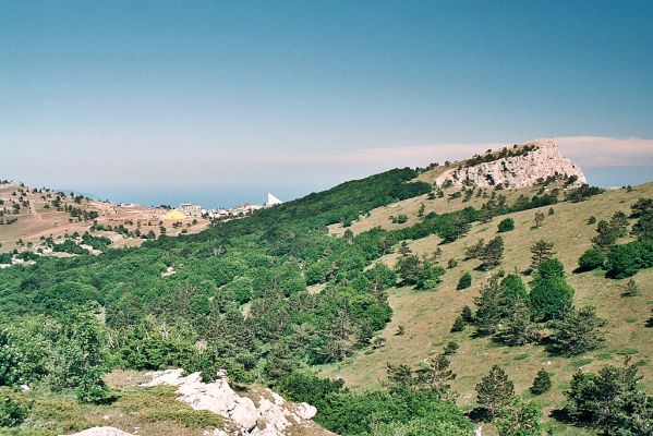 Ai-Petrinskaia yayla - Ai Petri, 8.6.2007
Vpravo hora Ai Petri, vlevo turistická vesnička krymských tatarů.
Schlüsselwörter: Ukrajina Krym Ai Petri