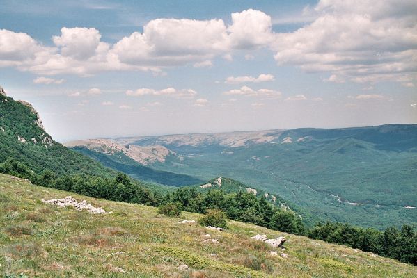 Chatir-Dag, 11.6.2007
Východní svahy Chatir-Dagu. Pohled na planinu Dolgorukovskaia yayla. V údolí se vine hlavní komunikace Simferopol-Alušta-Jalta, elektrifikovaná pro provoz trolejbusů značky Škoda. 
Keywords: Ukrajina Krym Chatir-Dag Selatosomus jajlensis