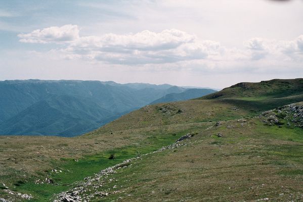 Chatir-Dag, 11.6.2007
Pohled na jihozápad na Babugan yaylu a Yaltinskaiu yaylu.
Mots-clés: Ukrajina Krym Chatir-Dag Babugan yayla